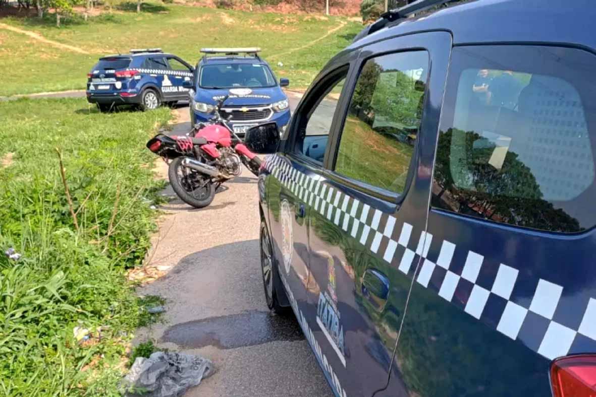 Bandido abandona moto e foge por área de mata