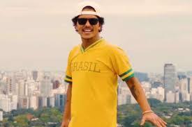 Bruno Mars faz 39 anos e festeja em SP com 'Parabéns pra você' em português