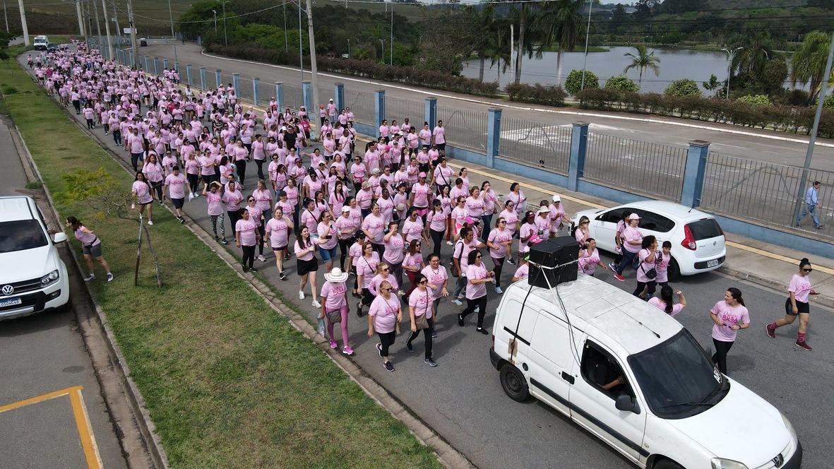 Caminhada de conscientização pelo Outubro Rosa reúne centenas no Parque Luís Latorre 