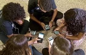 Comissão de Educação aprova projeto que proíbe celular em escolas