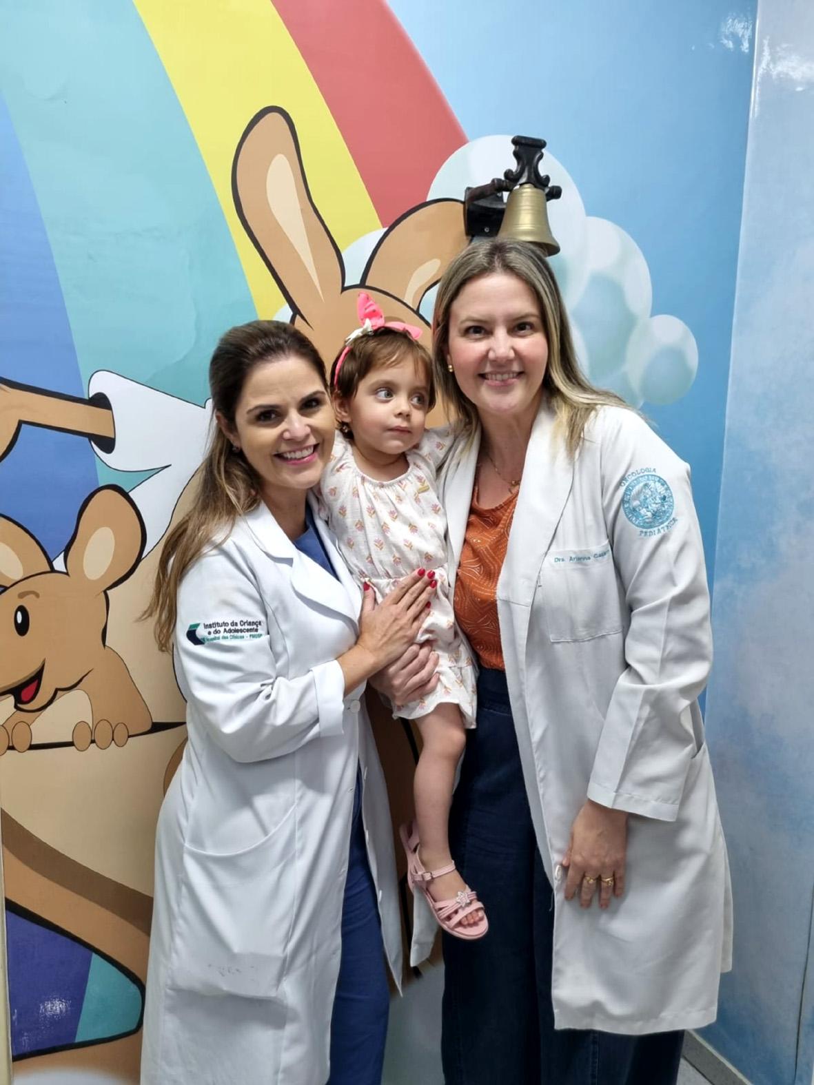 Maria Eloá, de 3 anos, toca o sino da vitória no Grendacc