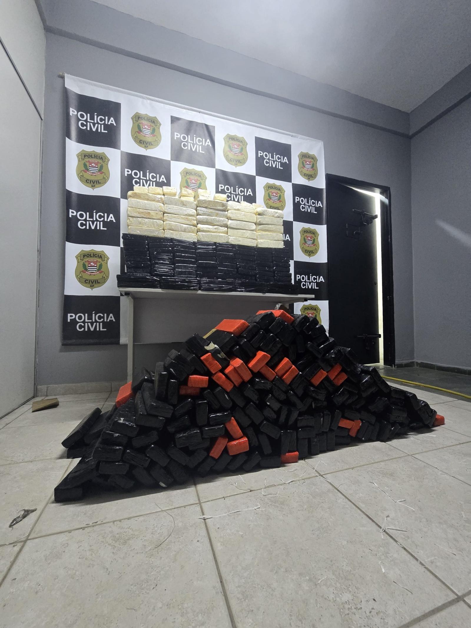 Motorista é preso com 455kg de cocaína e 215kg de maconha que seriam distribuídas na RMC