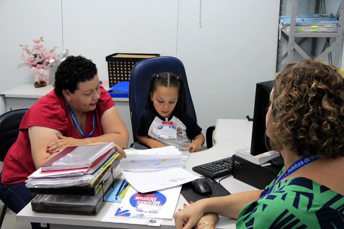 Prefeito e secretários recebem alunas municipais no Dia Internacional da Menina