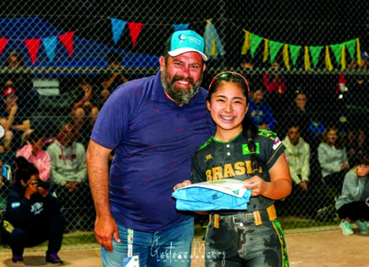 Ticiane Ito é campeã sul-americana de softbol com a seleção brasileira Sub15