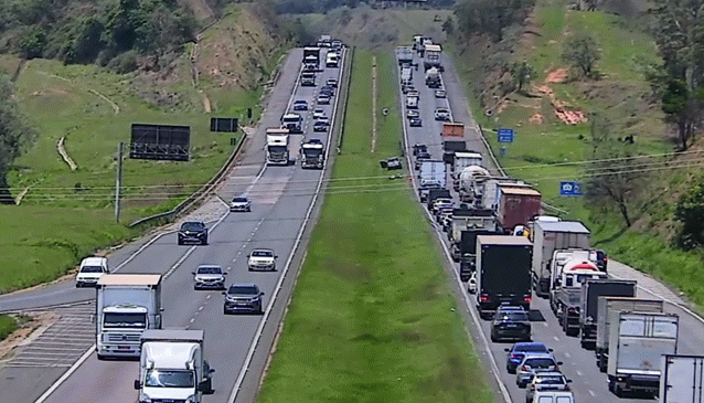 Trânsito lento na Rodovia Dom Pedro em Itatiba