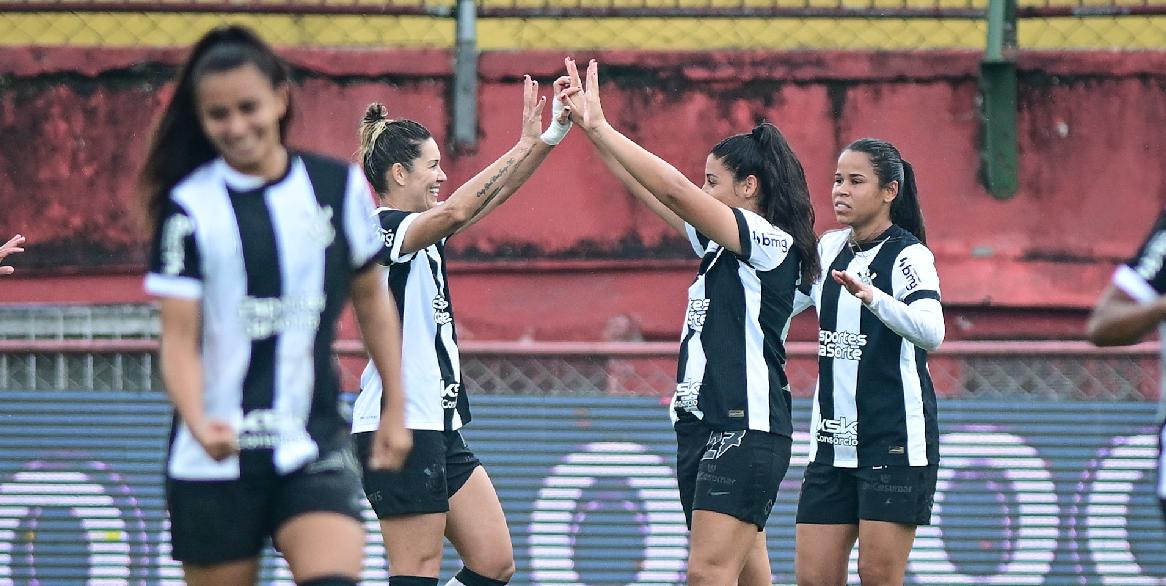 Corinthians vence o São Paulo e abre vantagem na semifinal