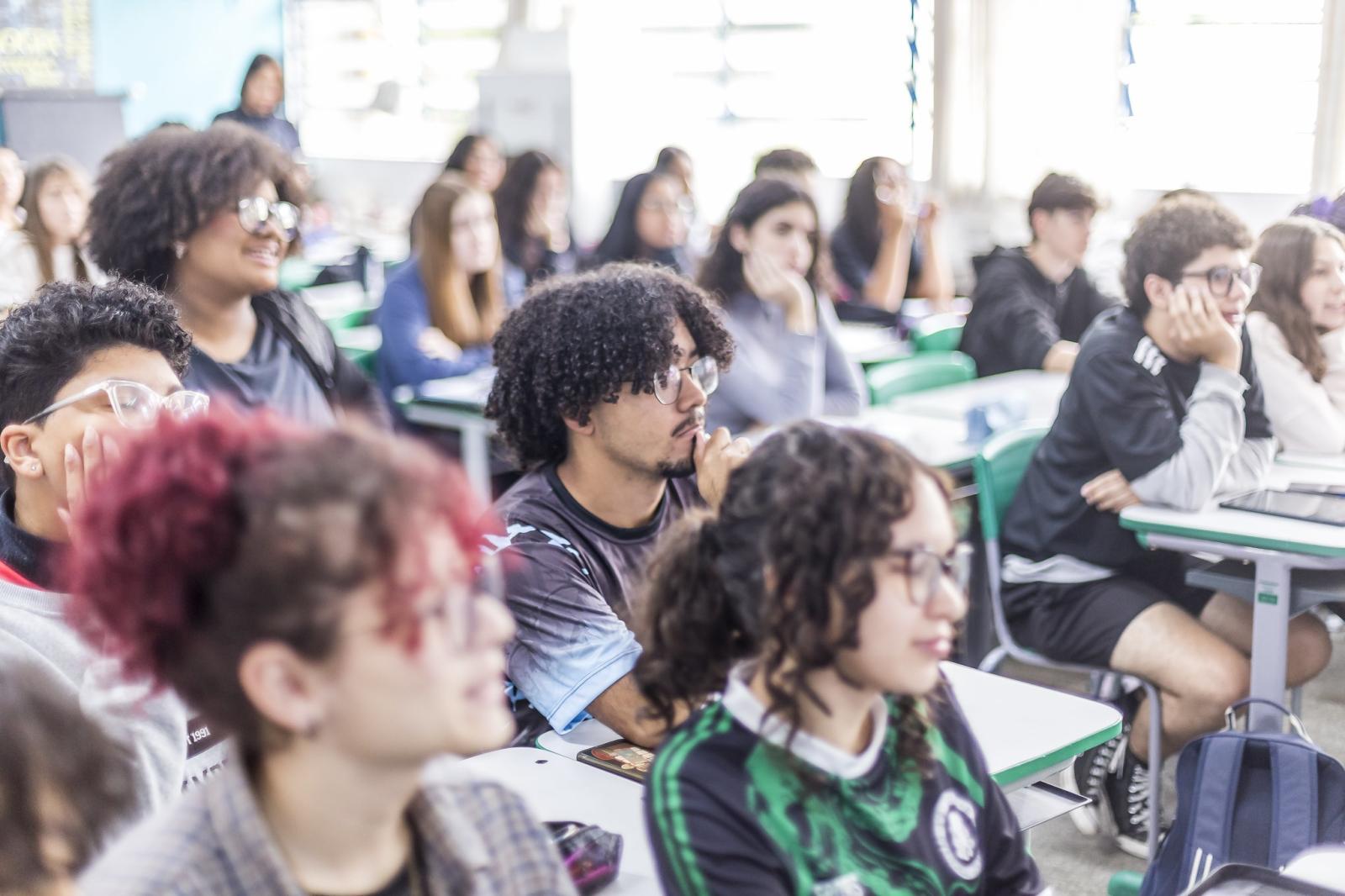 Educação SP aumenta tempo de aula e inclui mais português e matemática na grade