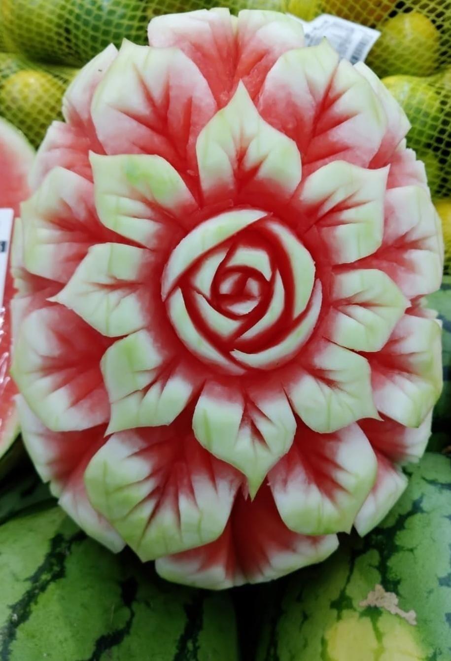 Esculturas com frutas são opção para decorar a mesa na ceia de Natal