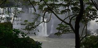 Falta de chuva faz vazão das cataratas do Iguaçu cair 95%