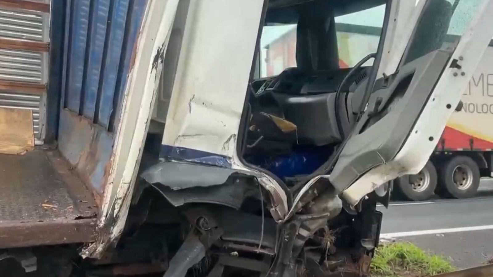 Motorista embriagado perde controle de carreta e tomba na interligação da Anhanguera