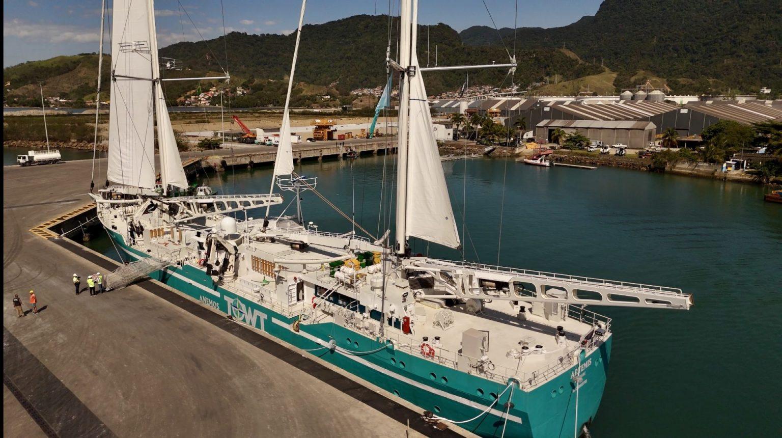 Porto de São Sebastião realiza exportação de café em navio a vela sustentável