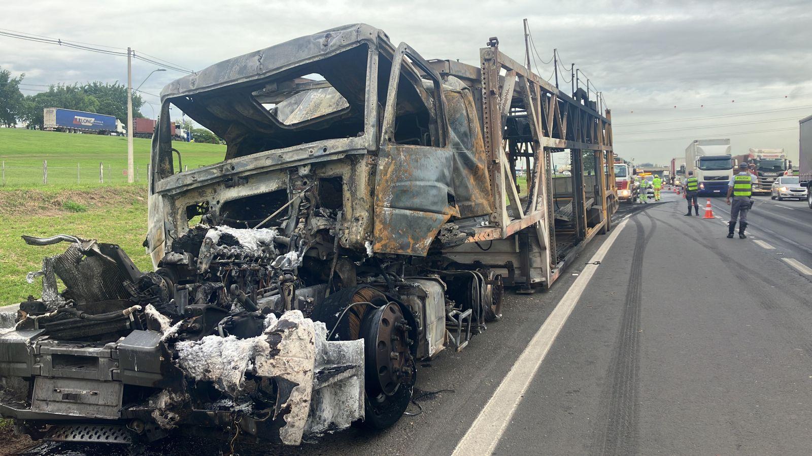 Rodovia Anhanguera liberada após acidente com dois caminhões em Americana