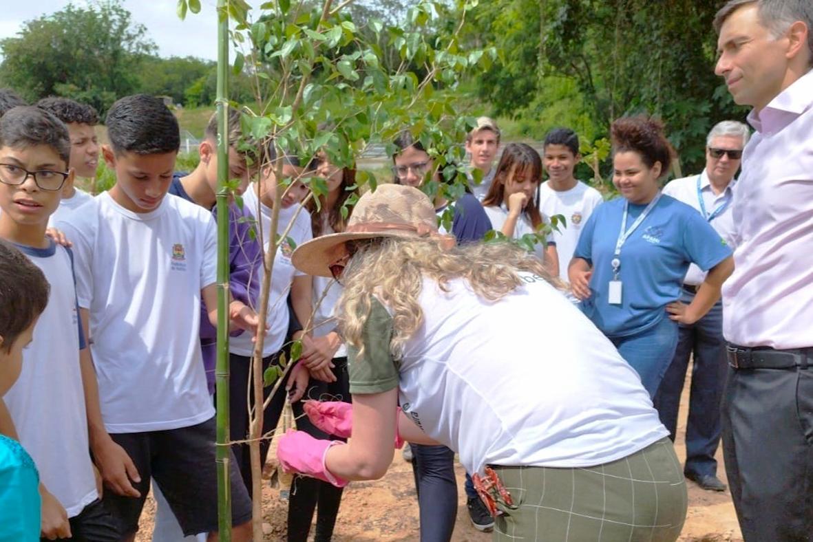 120 mudas de árvores são plantadas no futuro Jardim Botânico municipal