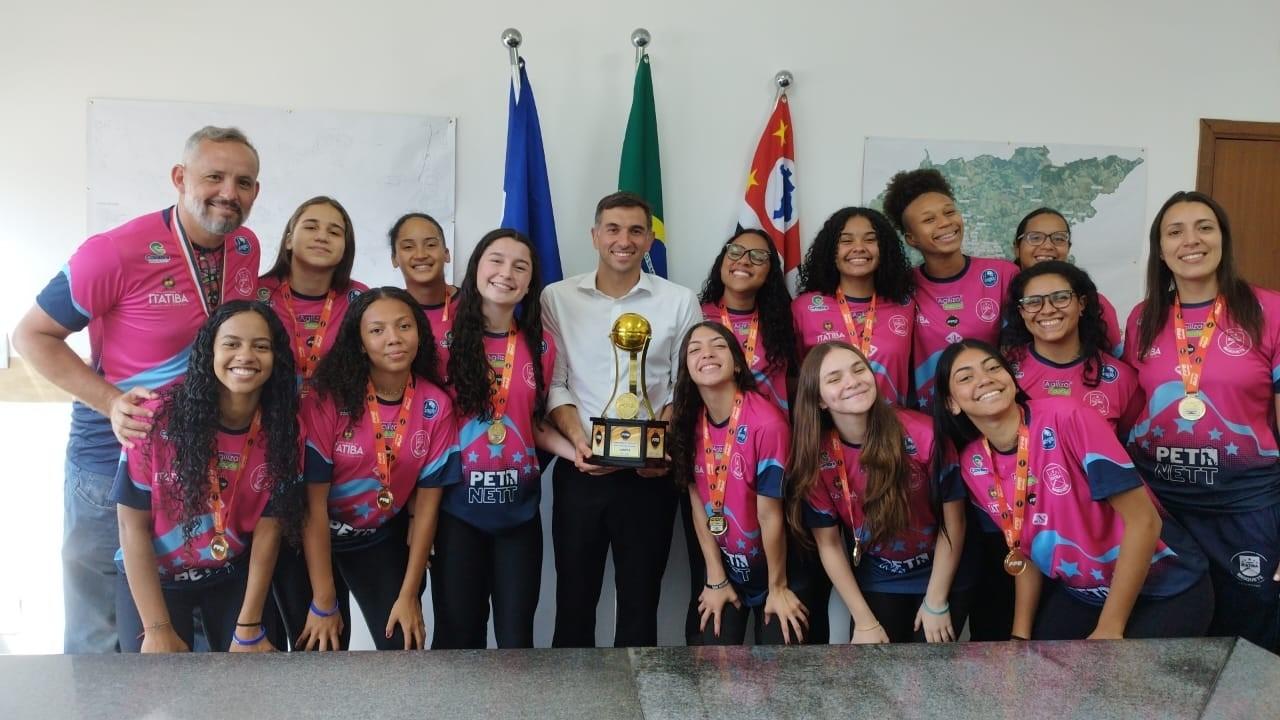 Basquete feminino Sub-16 campeão estadual recebe homenagem