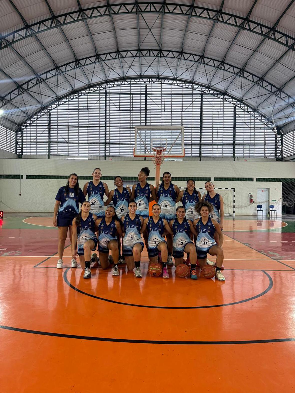 Basquete feminino vence mais uma e decide grupo contra Santos