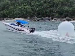 Criança fica à deriva dentro de bolha gigante em Ubatuba