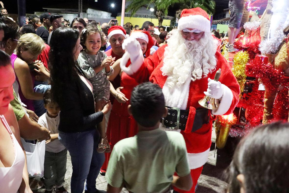 Crianças lotam Praça dos Italianos para a “Chegada do Papai Noel” em Morungaba