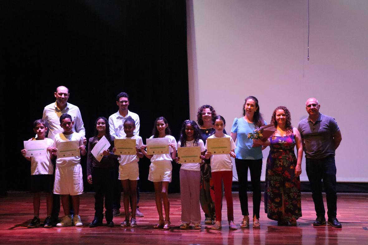 Escola Jataí entrega certificados 