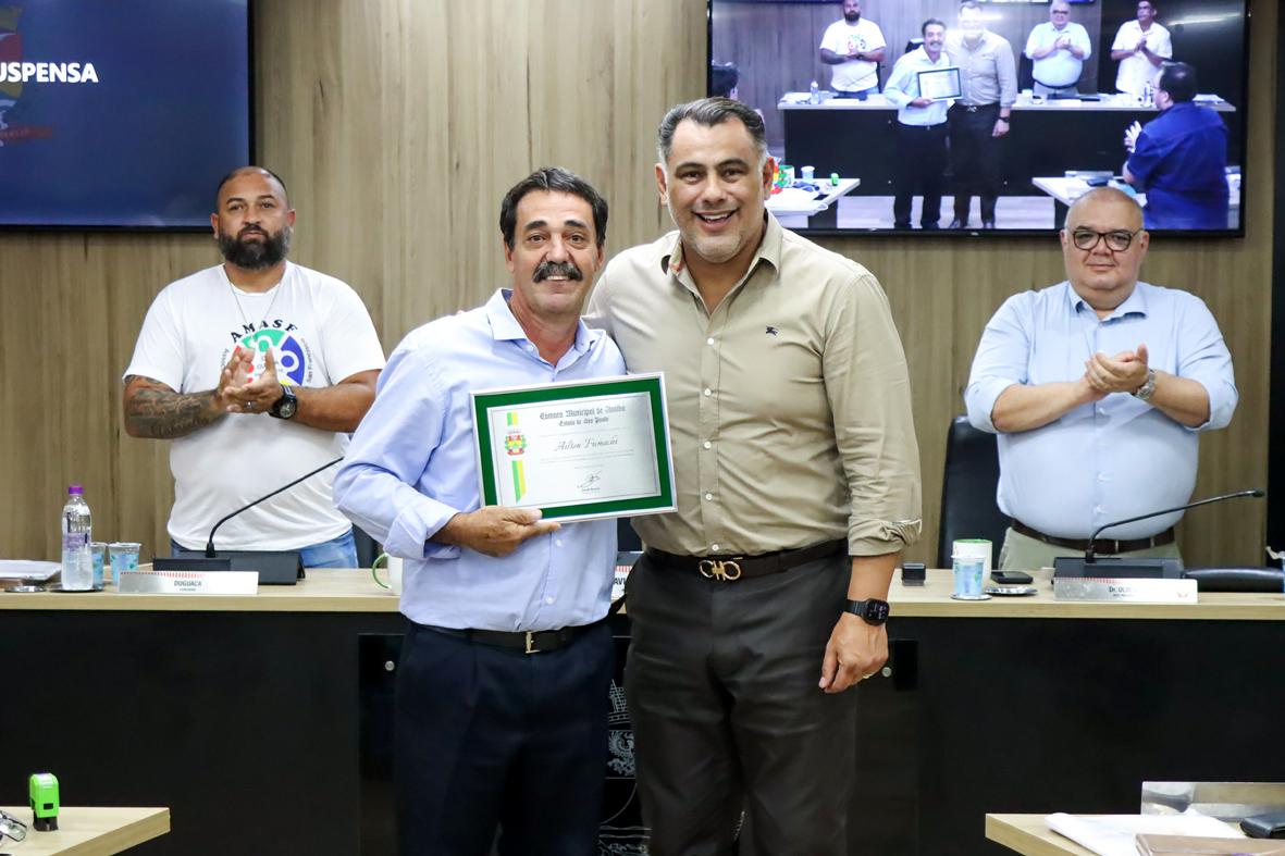 Homenagens e visita do prefeito marcaram a sessão da Câmara