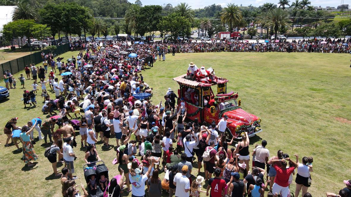 Milhares celebram chegada do Papai Noel no Parque Luís Latorre