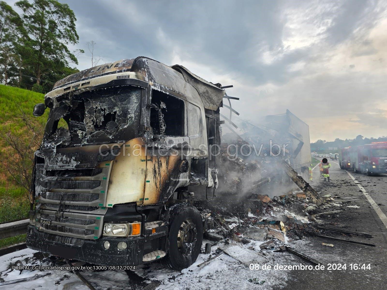 Pneu estoura e carreta pega fogo na Bandeirantes