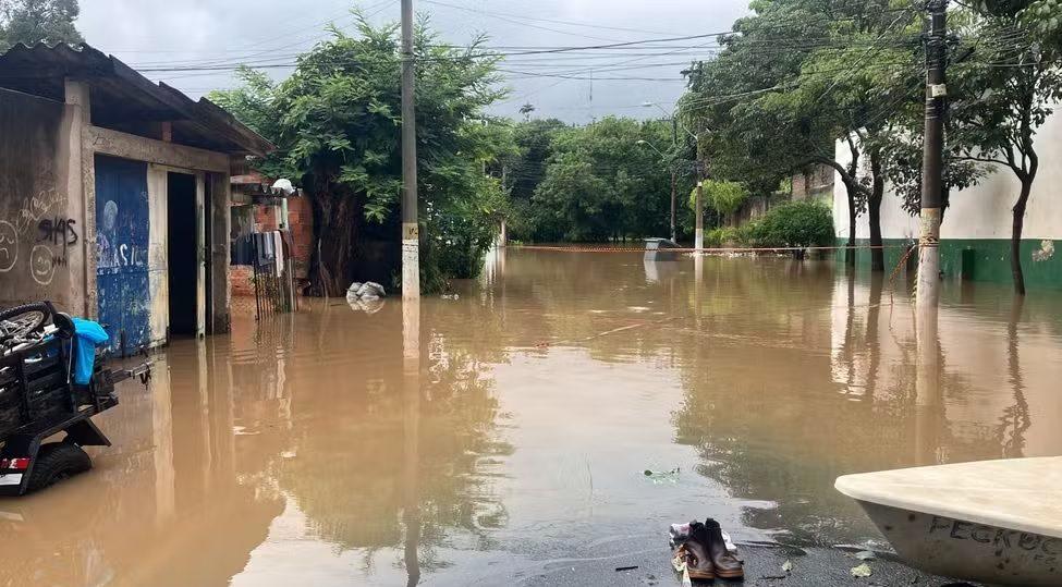 Rio Atibaia, em Sousas, transborda e deixa famílias desalojadas