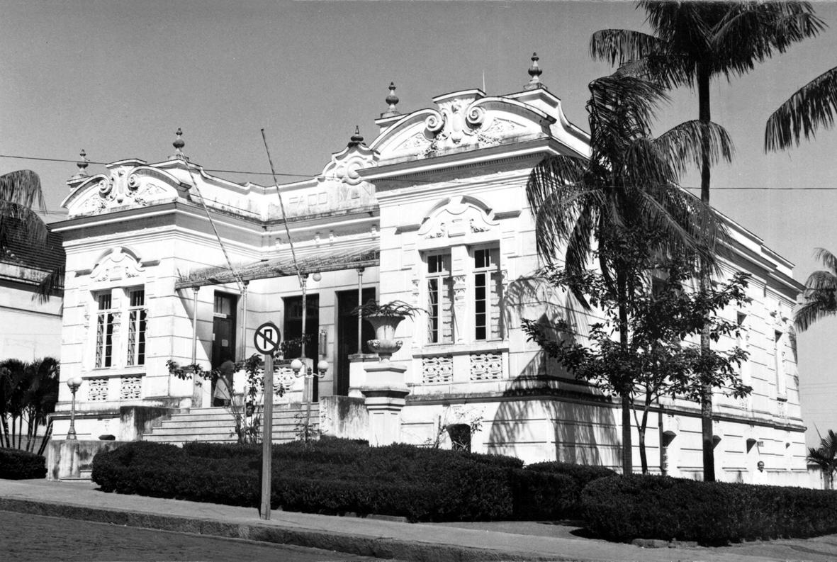 O Paço Municipal Prefeito Roberto Arantes Lanhoso