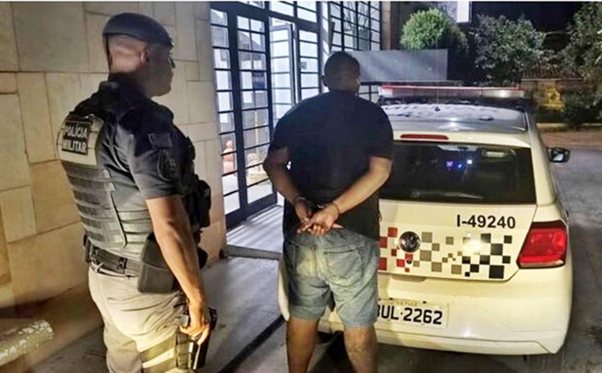 Homem agride vítima com pedaço de madeira durante roubo