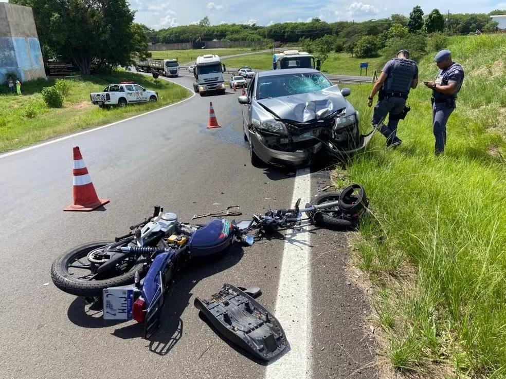 Motociclista é preso após invadir contramão e bater de frente com carro em rodovia