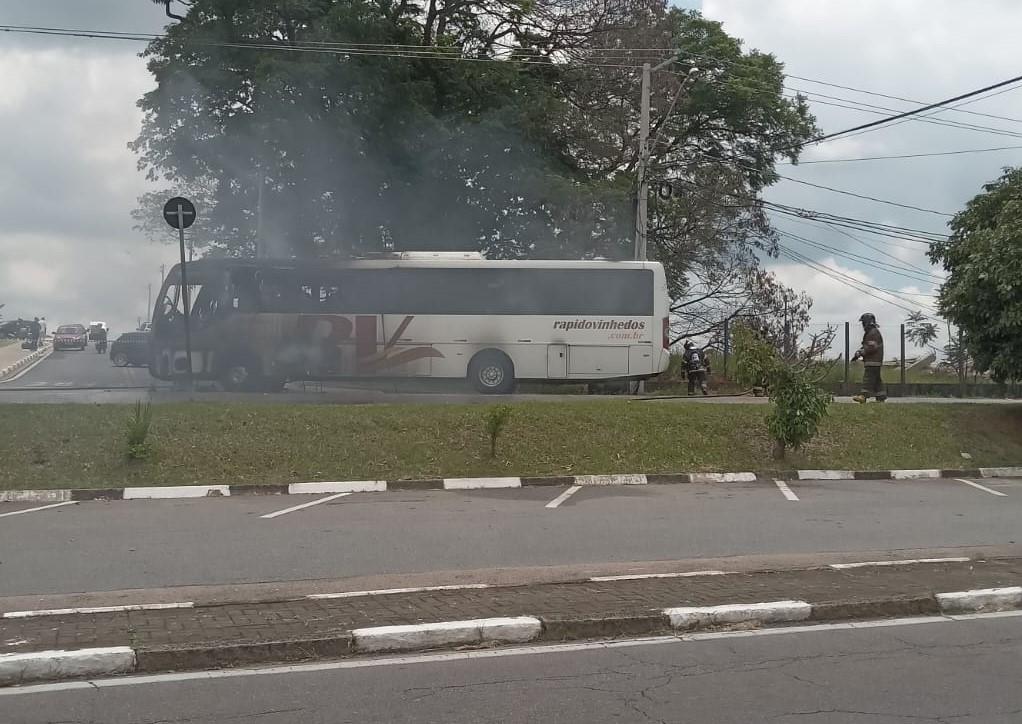 Ônibus pega fogo em avenida de Vinhedo; ninguém ficou ferido