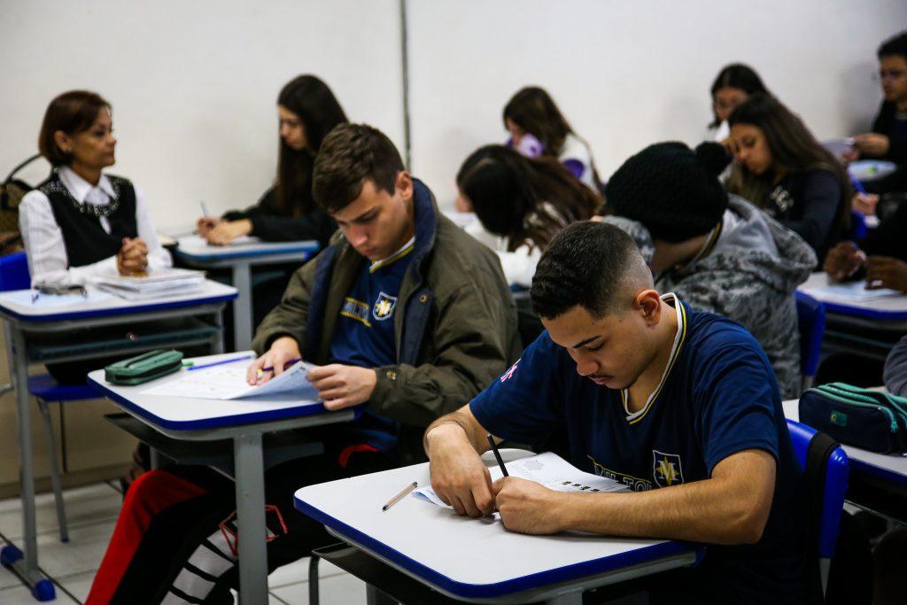 Governo de São Paulo define regras e orientações sobre o uso de celulares nas escolas