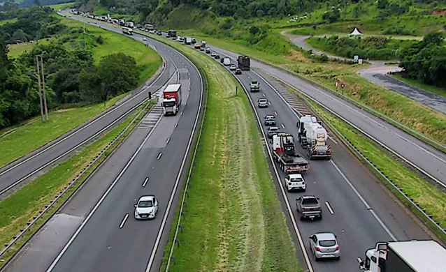 Trânsito lento na Rodovia Dom Pedro