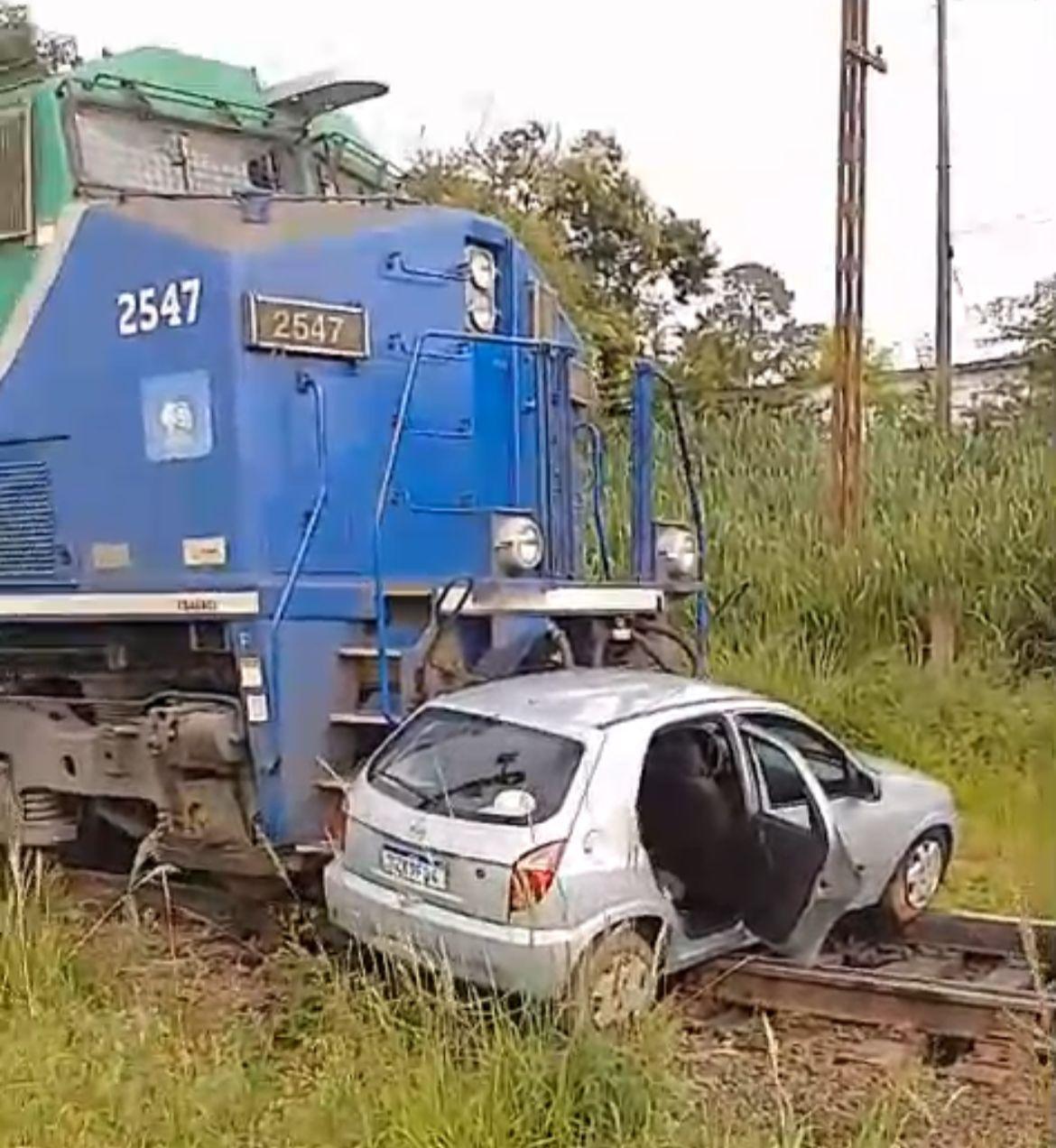 Trem colide com carro que tentava cruzar linha férrea em Hortolândia