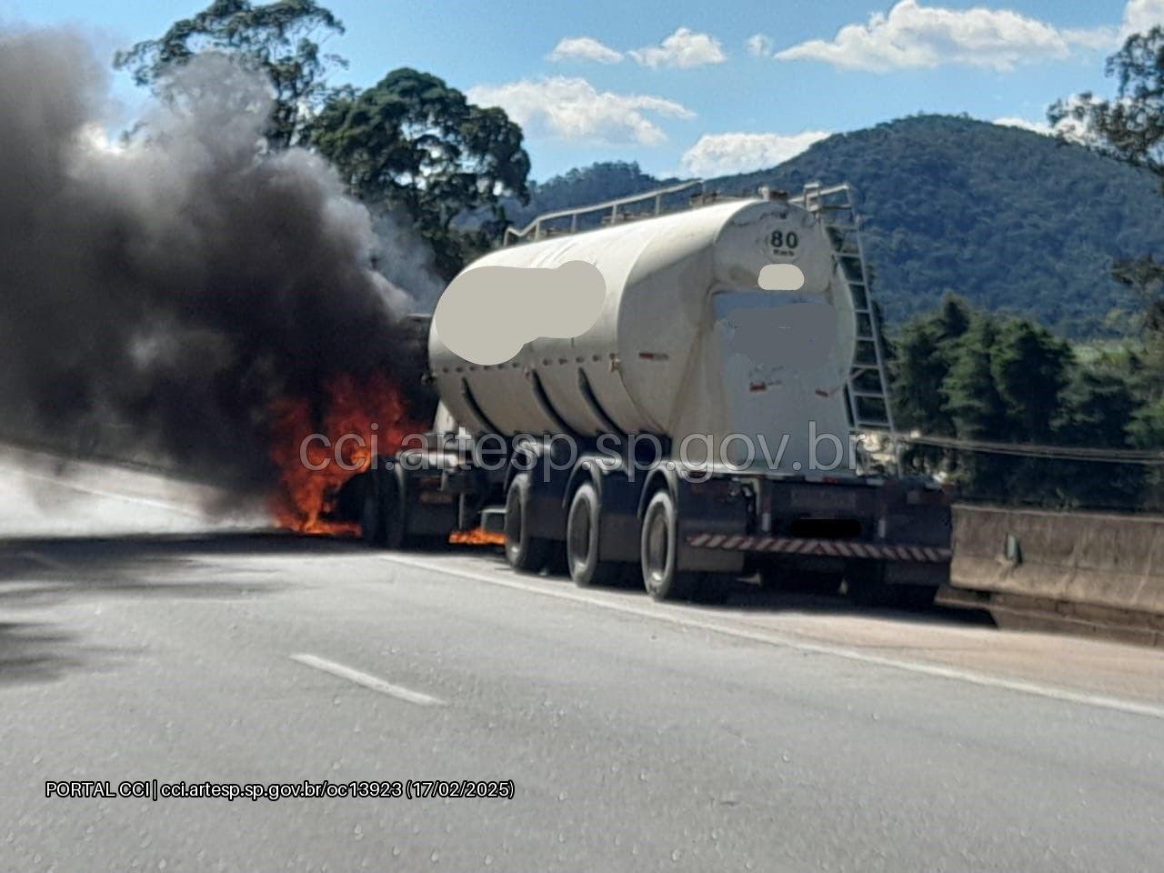 Dom Pedro tem bloqueio total na altura de Nazaré Paulista