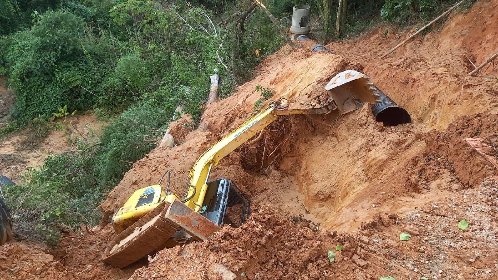 Retroescavadeira despenca de barranco em Vinhedo